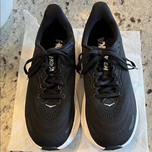 Hoka Women’s Arahi 8 W  -   8.5 Wide Black Athletic Shoes